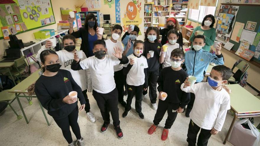 Alumnos del colegio de Valle de los Nueve con sus zumos de naranja. | |