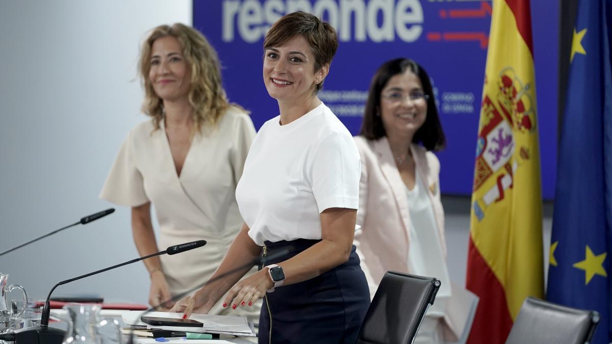 Isabel Rodríguez, junto a la ministra de Transportes, Movilidad y Agenda Urbana, Raquel Sánchez, y la ministra de Sanidad, Carolina Darias, tras la reunión del Consejo de Ministros.