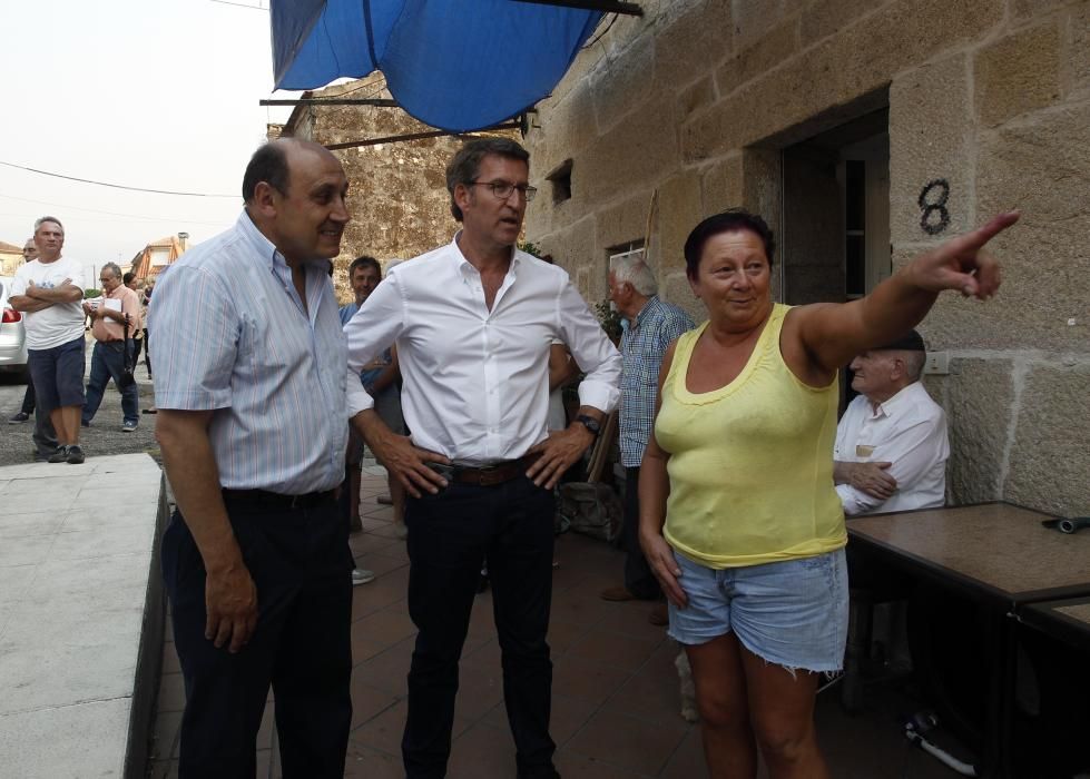 Los medios de lucha contra incendios han conseguido estabilizar el fuego y ha sido desactivada la situación de alerta. Alberto Núñez Feijóo estuvo ayer en Arbo para seguir las labores de los profesion