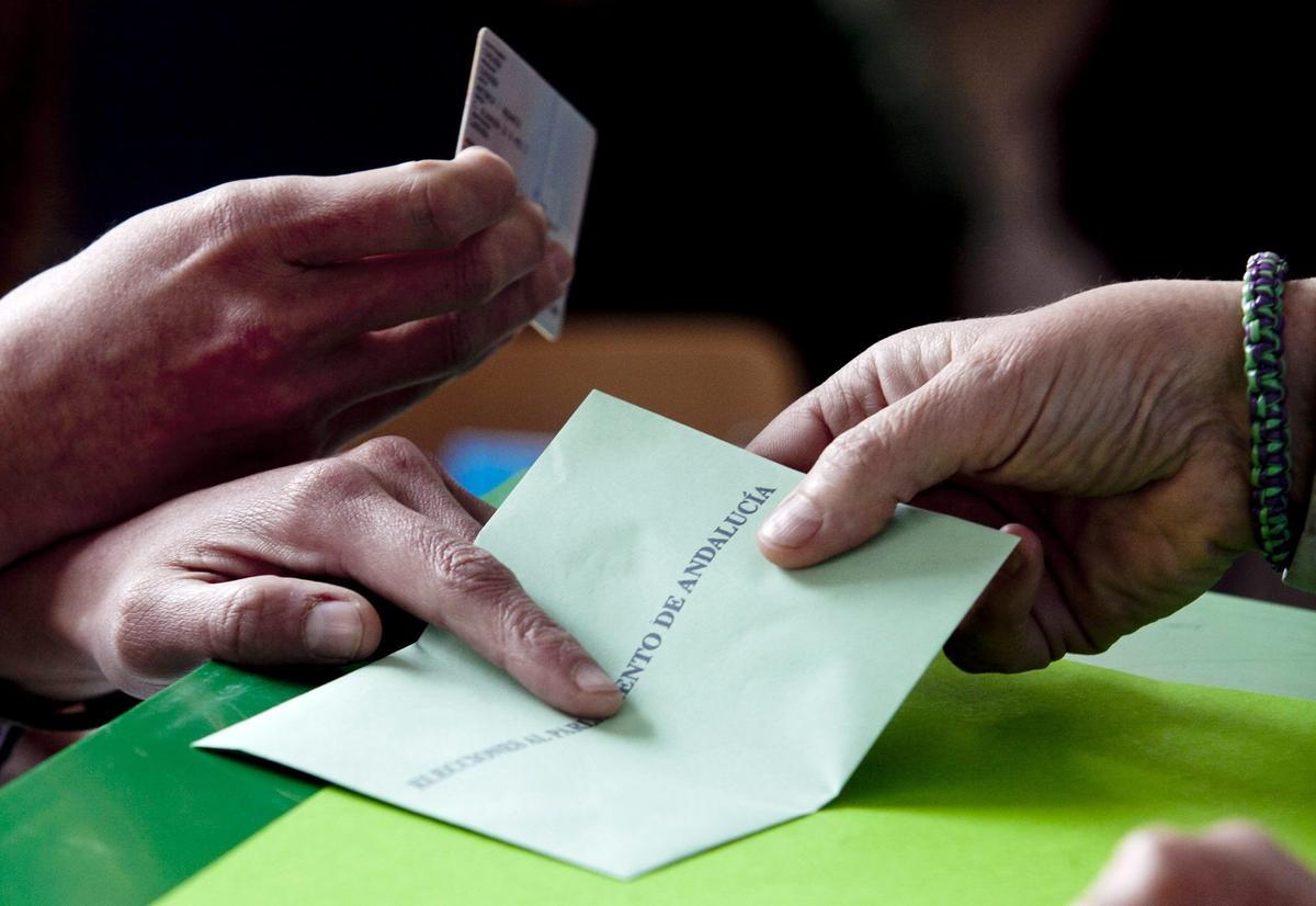 Una persona votando en las elecciones.