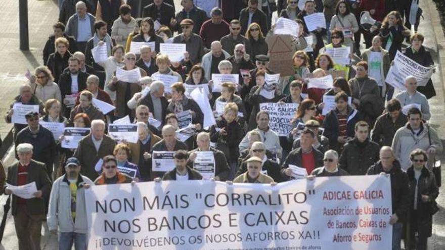 Afectados por las participaciones preferentes se manifiestan en A Coruña. / carlos pardellas