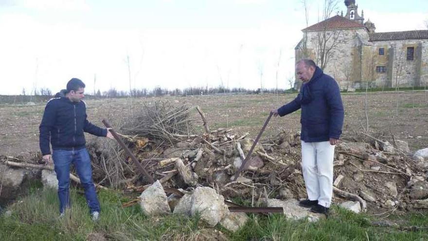 Rubén García y José María Barrios muestran la maleza que existe en la pradera del Cristo.