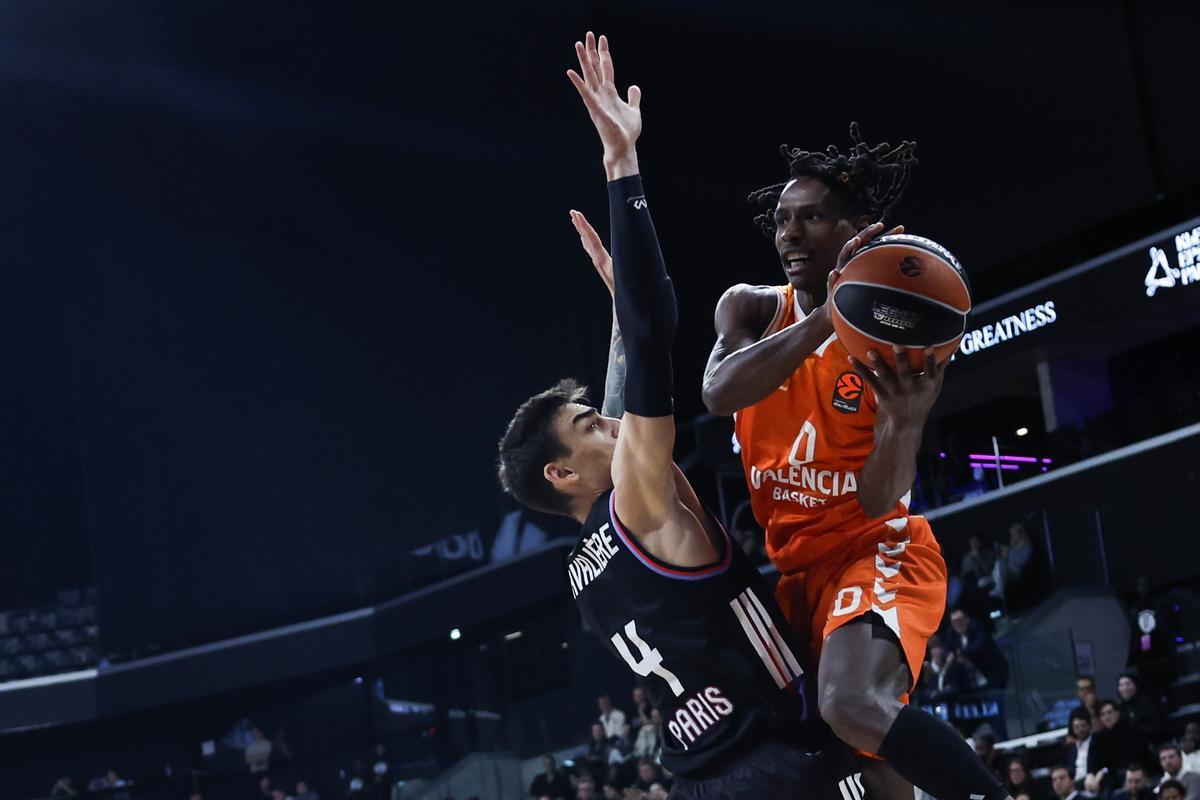 Paris (France), 13/11/2025.- Leopold Cavaliere (L) of Paris Basket and Brancou Badio (R) of Valencia Basket Club in action during the Euroleague Basketball match between Paris Basketball and Valencia Basket Club in Paris, France, 13 November 2025. (Baloncesto, Euroliga, Francia) EFE/EPA/Mohammed Badra