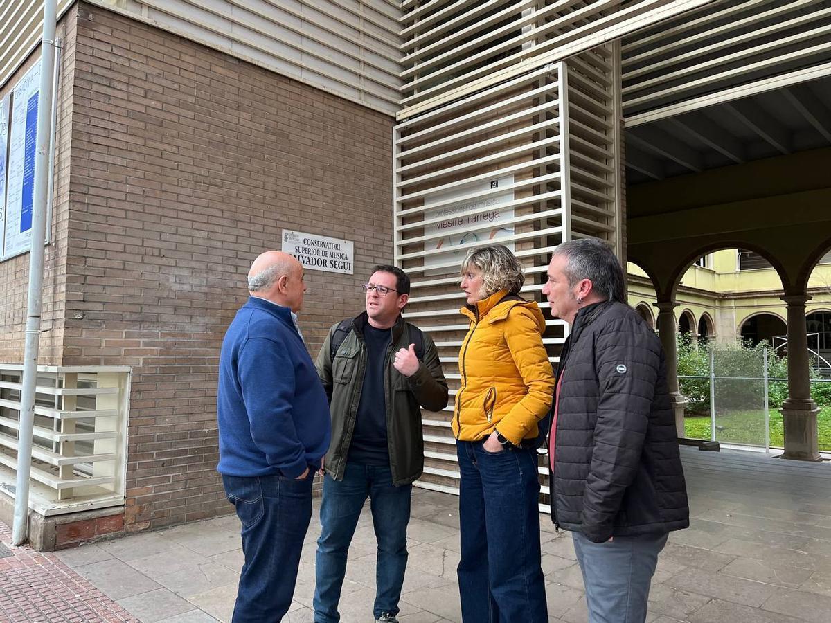 Los concejales Ignasi Garcia y Pau Sancho, junto a la diputada autonómica Verònica Ruiz, en una visita al Conservatorio de Música.
