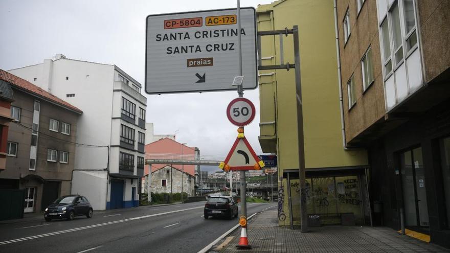 Tráfico coloca una señal para avisar de la curva de A Pasaxe