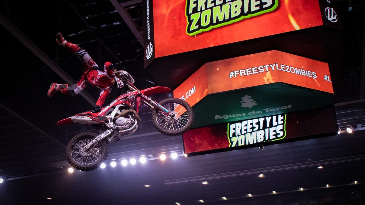 La fiesta del 'Freestyle Zombies' Motos en el Gran Canaria Arena