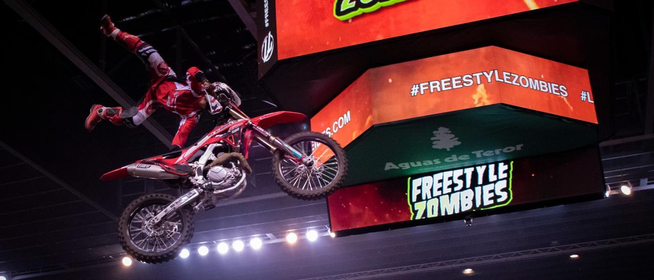 La fiesta del 'Freestyle Zombies' Motos en el Gran Canaria Arena