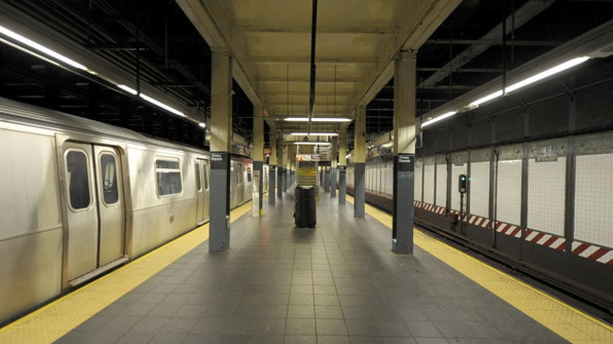 Estación de metro vacía en Nueva York, antes de la llegada del huracán 'Sandy'.