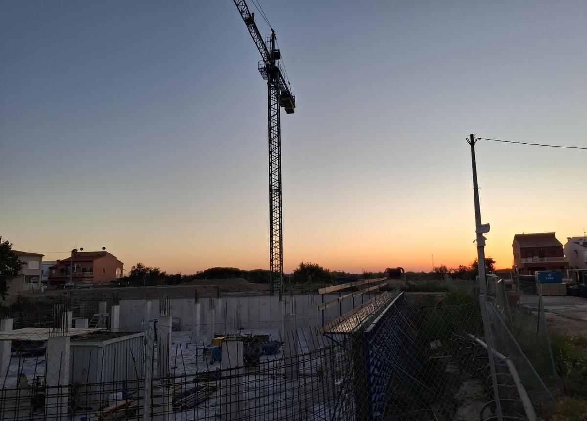 Las obra de cimentación y, al fondo, la duna