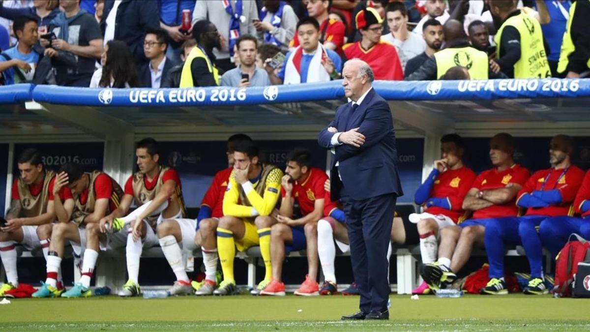 Del Bosque, abatido como todo el banquillo de España, durante el partido contra Italia.