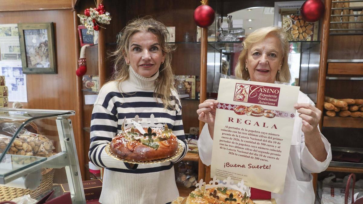 Responsables de Casino muestran algunos roscones.