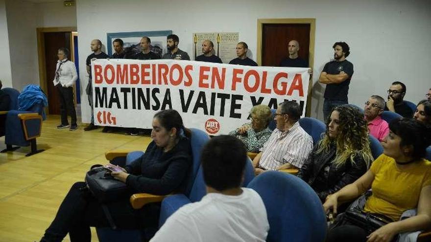 El pleno moañés apoyó en octubre las peticiones de los bomberos.