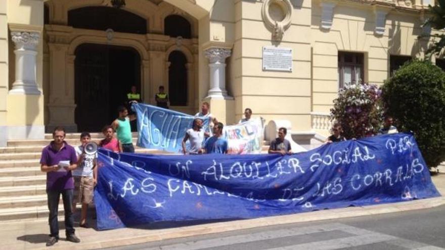 Inquilinos de la corrala de Buenaventura delante del Ayuntamiento ayer.