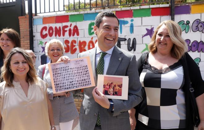 Juanma Moreno visita su antiguo colegio, el Giner de los Ríos de Málaga