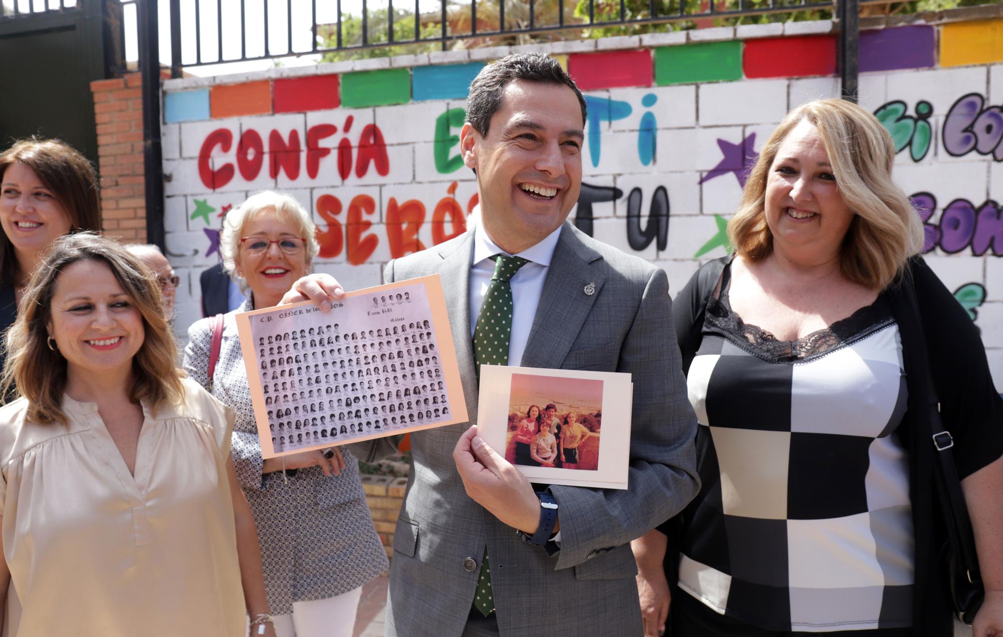 Juanma Moreno, durante la visita a su antiguo colegio, el Giner de los Ríos de Málaga.