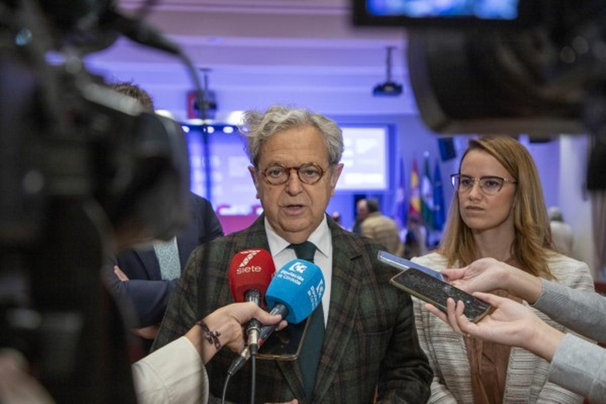 Salvador Fuentes y Sara Alguacil atienden a la prensa en la Diputación en la mañana de este lunes.