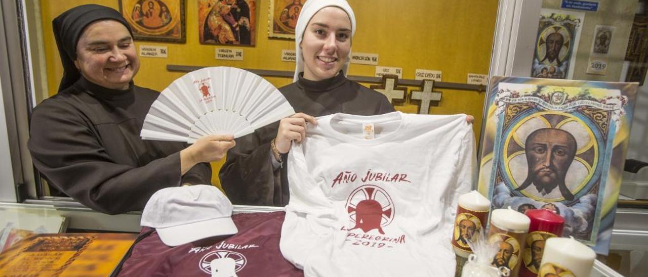 La hermana Mari Ángeles y la novicia Consuelo en la tienda del convento de la Santa Faz con algunos de los nuevos artículos a la venta.