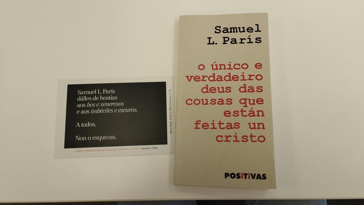 Un exemplar do libro de Samuel L. París e a postal que leva de agasallo