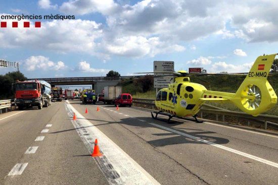 Un ferit greu i dos de lleus en una col·lisió amb cinc vehicles implicats al Far d'Empordà