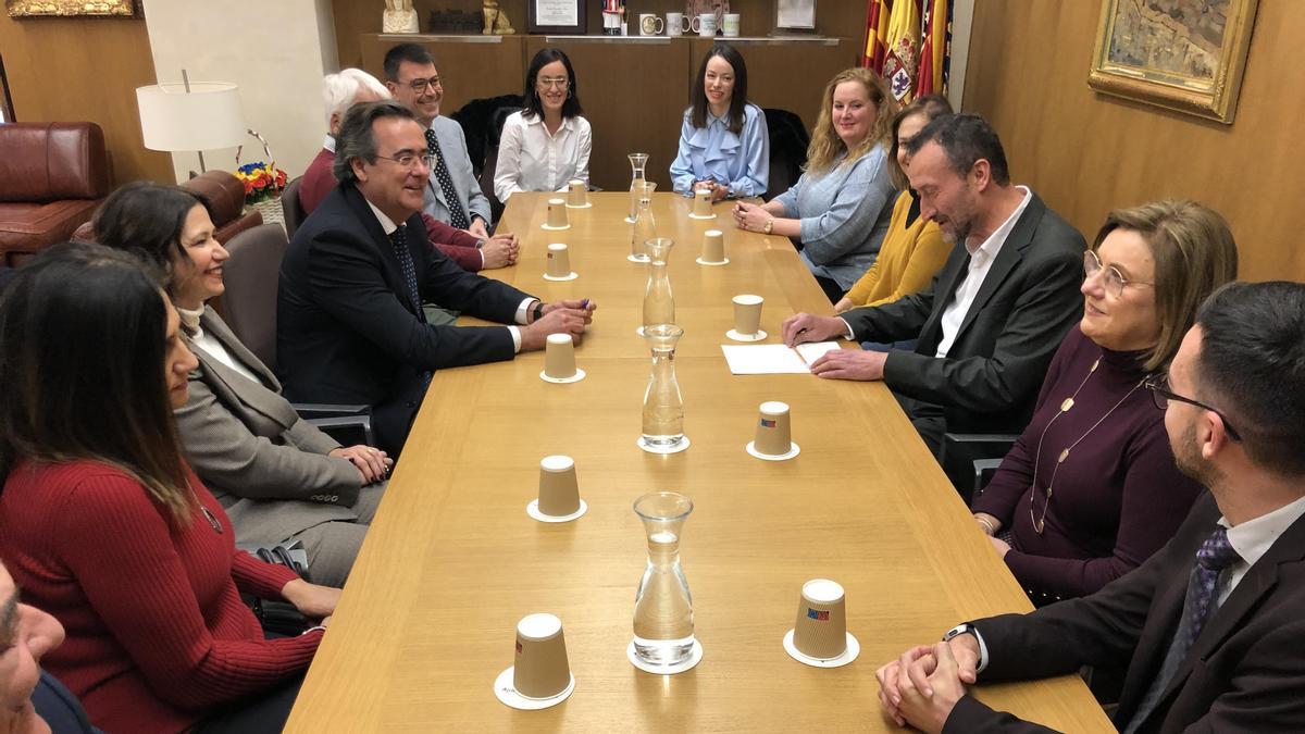 Un momento distendido del encuentro entre el Colegio de Abogados de Elche y el alcalde