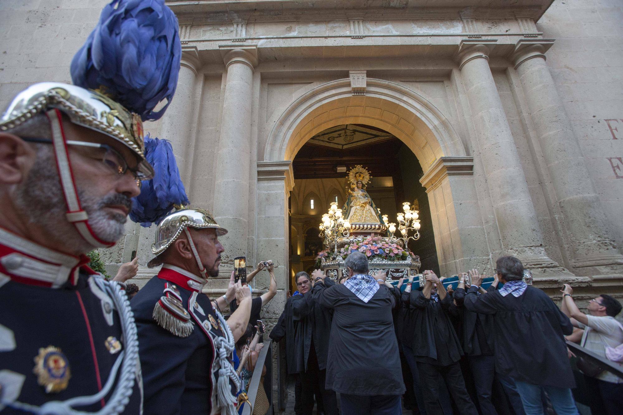 La Patrona de Alicante, la Virgen del Remedio, vuelve a recorrer las calles tras el parón de la pandemia