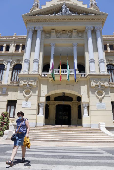 Las banderas de los edificios públicos han ondeado a media asta en sintonía con el luto nacional por las víctimas del coronavirus que decretaba el Gobierno Central la pasada semana.