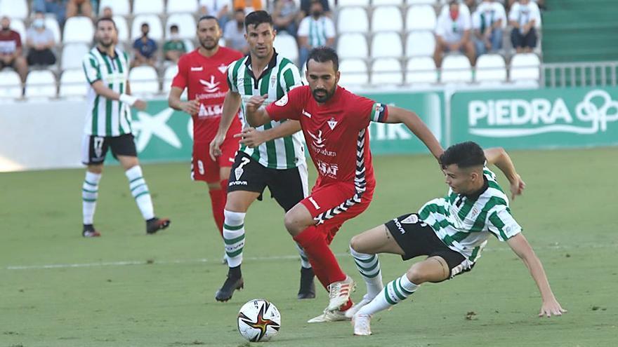 Gonzalo, capitán del Don Benito, trata de irse de un rival.