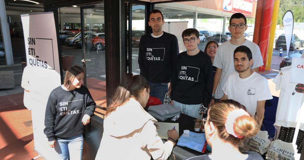 El stand literario del Juan María, ayer, en Nasas Nigrán. |   // ALBA VILLAR
