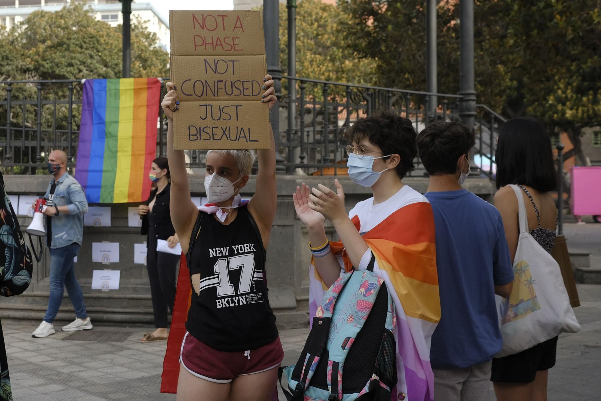 Concentración contra la LGTBIfobia en el parque de San Telmo