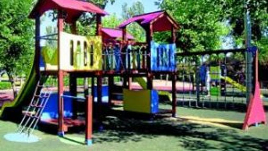 Niños de cinco barrios estrenan parques infantiles más seguros