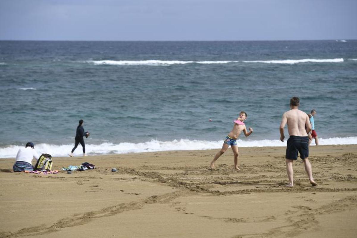 12-06-19 LAS PALMAS DE GRAN CANARIA. PLAYA DE LAS CANTERAS. LAS PALMAS DE GRAN CANARIA. METEOROLOGIA. Playa de Las Canteras. Fotos: Juan Castro. | 12/06/2019 | Fotógrafo: Juan Carlos Castro 12-06-19 LAS PALMAS DE GRAN CANARIA. PLAYA DE LAS CANTERAS. LAS PALMAS DE GRAN CANARIA. METEOROLOGIA. Playa de Las Canteras. Fotos: Juan Castro. | 12/06/2019 | Fotógrafo: Juan Carlos Castro