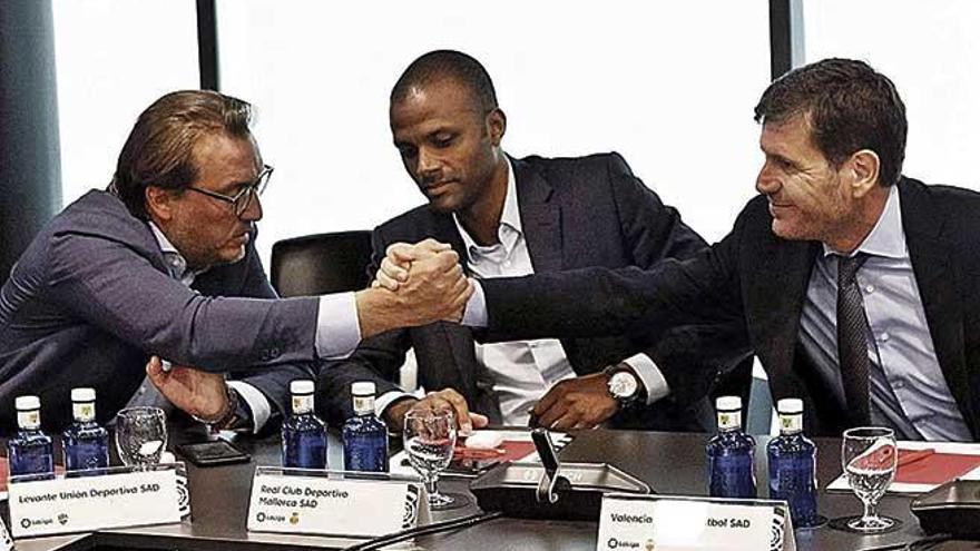 El presidente del Levante, Quico Catalán, Maheta Molango, y el director general del Valencia, Alemany.