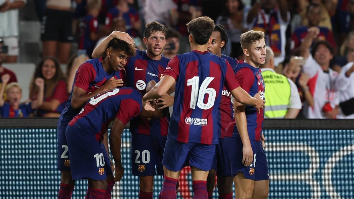 Sergi Roberto, felicitando a Lamine Yamal durante el partido