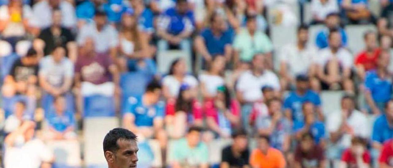 Esteban, con el brazalete de capitán en el partido de pretemporada frente al Atlético de Madrid.