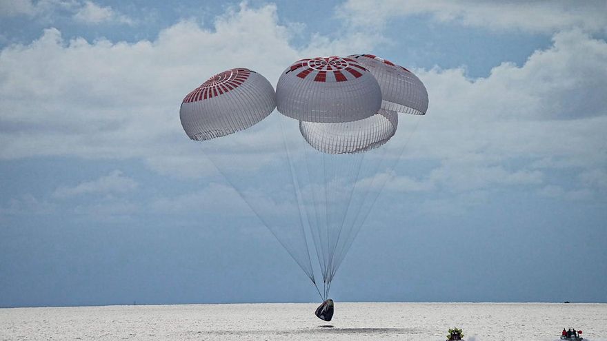 Regresa con éxito el primer vuelo espacial sin astronautas profesionales