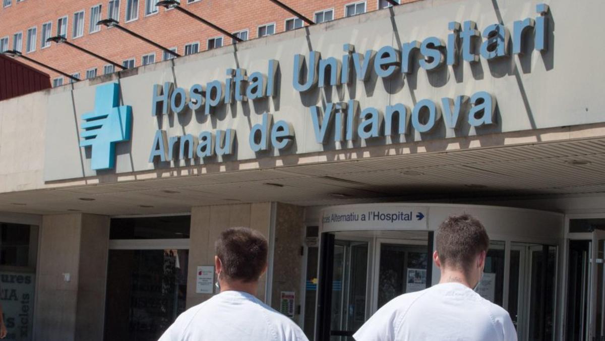 Entrada de l’hospital Arnau de Vilanova de Lleida. | RAMON GABRIEL