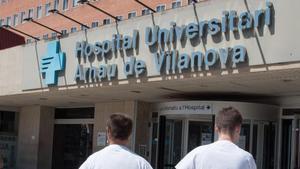 Entrada de l’hospital Arnau de Vilanova de Lleida. | RAMON GABRIEL