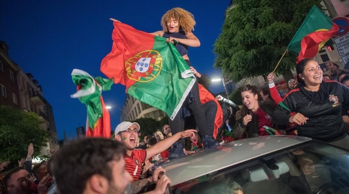 rpaniagua34603442 hamburg  germany   28 09 2014   supporters of portugal in th160709211151