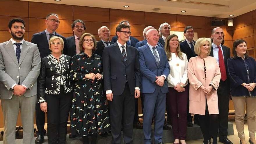 Participantes en la reunión de ayer en el Ministerio. En la fila de atrás, primero por la izquierda, el consejero de Salud del Principado, Pablo Fernández. En el centro, junto al ministro Illa, el gijonés Faustino Blanco, secretario general de Sanidad.