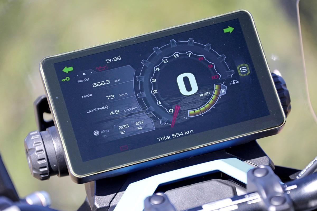 La pantalla de TFT de ocho pulgadas a todo color configurable ofrece una completa información