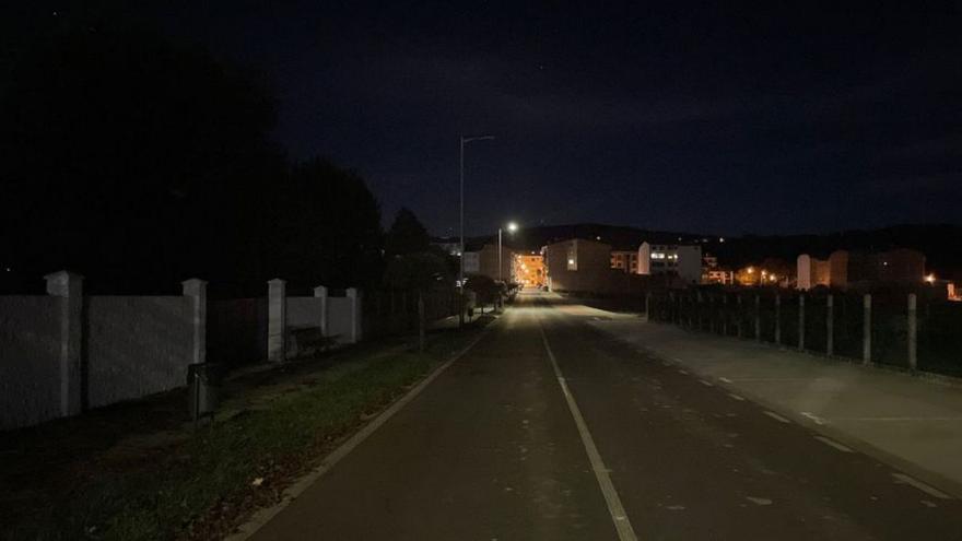 Panorámica nocturna de la calle Lourás en A Bandeira (Silleda). |