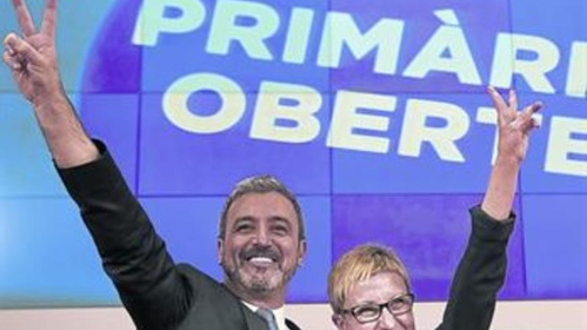 Jaume Collboni y Carmen Andrés, ayer, tras conocer el resultado de la primera vuelta de las primarias del PSC.