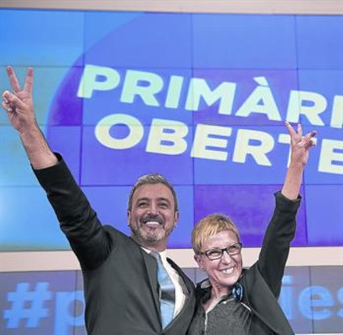 Jaume Collboni y Carmen Andrés, ayer, tras conocer el resultado de la primera vuelta de las primarias del PSC.
