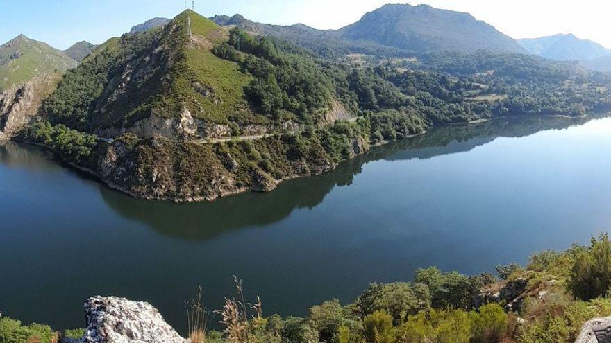 Imagen panorámica del embalse de Rioseco, en Sobrescobio, tomada desde el área recreativa de la ruta del Torrexón.