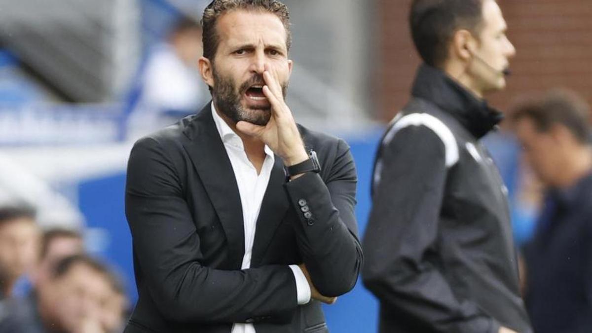 Rubén Baraja da indicaciones durante su etapa en el banquillo del Valencia