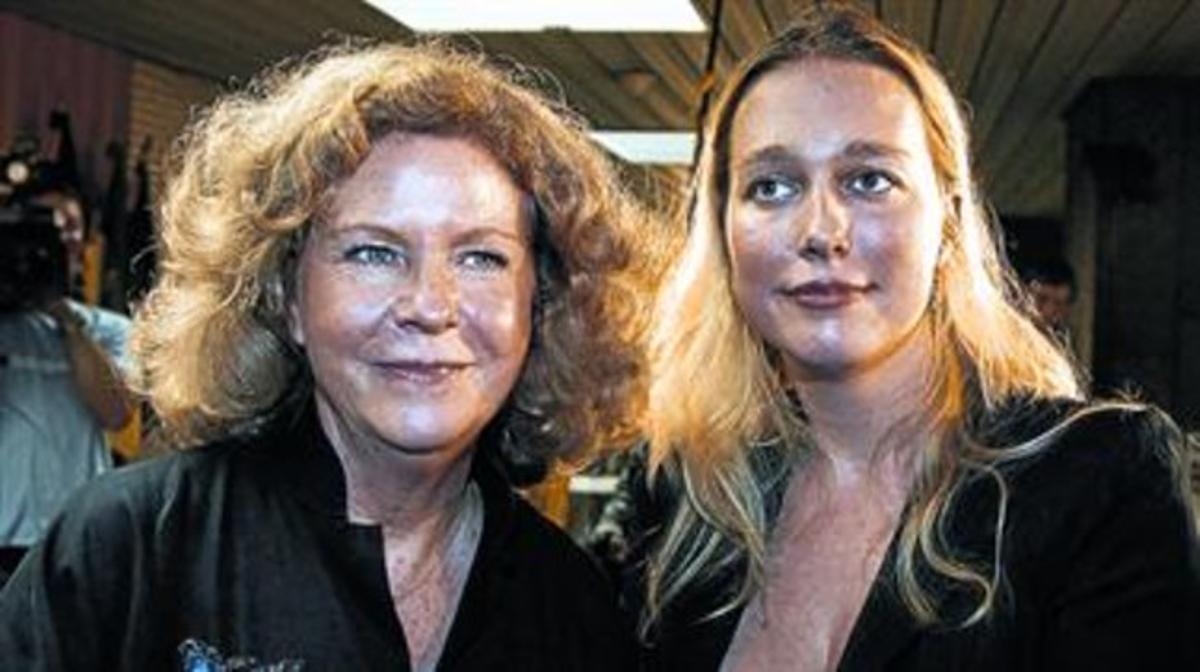 Les germanastres Eva i Katharina Wagner, a l’anunciar-se la seva designació com a directores de Bayreuth. Les germanastres Eva i Katharina Wagner, a l’anunciar-se la seva designació com a directores de Bayreuth.
