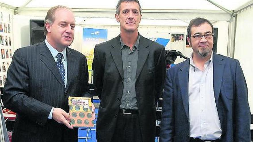 El concejal José Suárez, el escritor Óscar Calavia y el editor Pote Huerga, en la presentación del XXXI Premio «Tigre Juan».