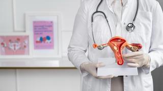 Cada dos minutos muere una mujer de cáncer de cuello uterino: así "ataca" la enfermedad sexual que más casos provoca
