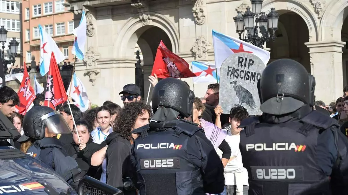 Movilización "antifascista" en María Pita antes de la visita de Santiago Abascal a A Coruña