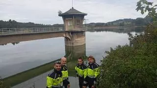 Hablan los bomberos de Arcelor que rescataron a un pescador en La Granda: "Se quejaba de frío y estaba en shock"